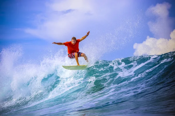 令人惊异的蓝色波浪的冲浪者 — 图库照片