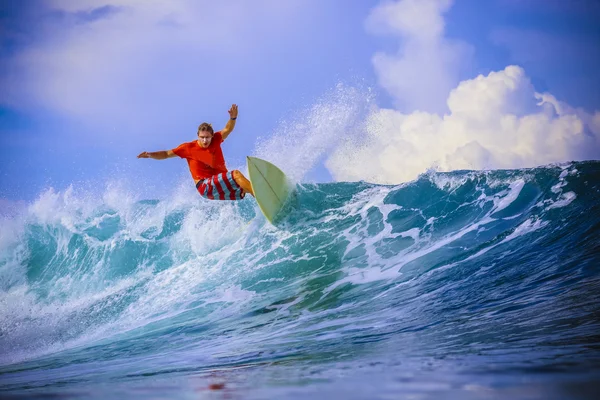 Surfer op verbazingwekkende blauwe Golf — Stockfoto