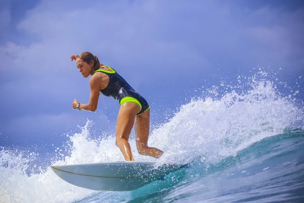 Surfer girl na úžasné modré vlny — Stock fotografie