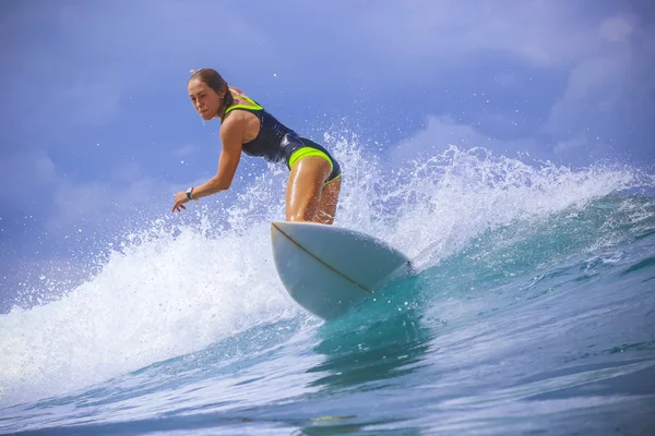 Surfer girl på fantastiska Blue Wave — Stockfoto