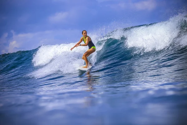 Surfista menina na incrível onda azul — Fotografia de Stock