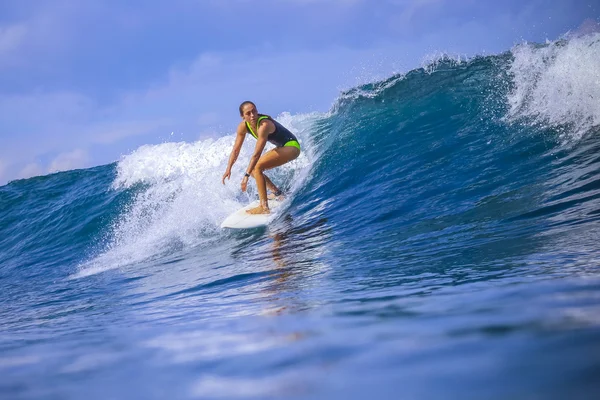 Surfer girl på fantastiska Blue Wave — Stockfoto