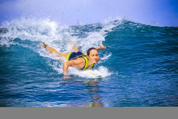 Серфер дівчина на дивовижні синя хвиля — стокове фото