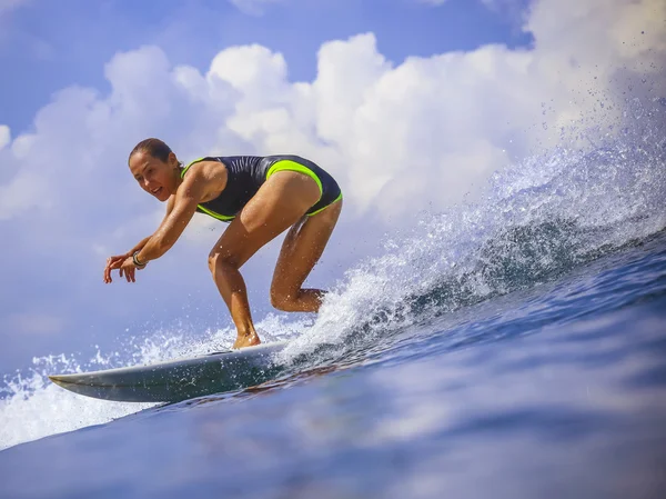 素晴らしい青い波にサーファーの女の子 — ストック写真