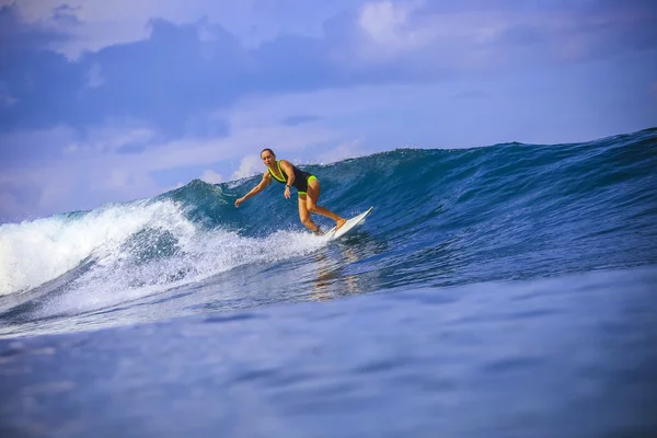 Surfer girl na úžasné modré vlny — Stock fotografie