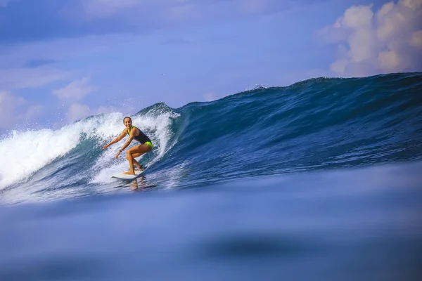 Surfista menina na incrível onda azul — Fotografia de Stock