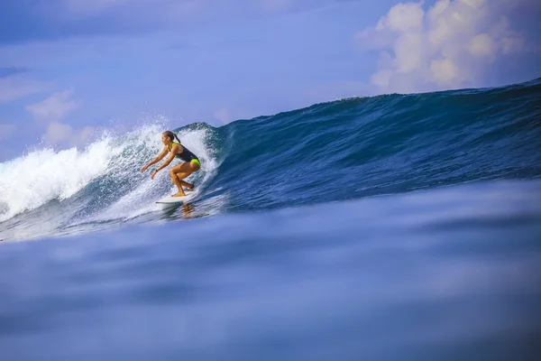 Surfer ragazza su Amazing Blue Wave — Foto Stock
