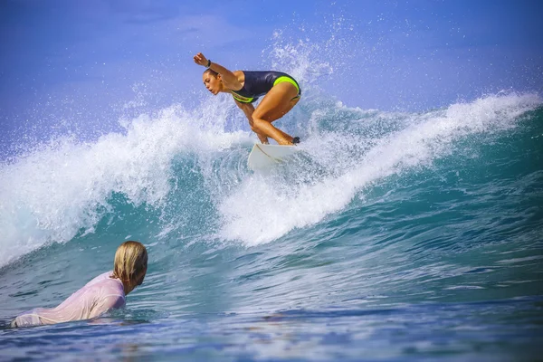 Surfer dziewczyna na niesamowite Błękitna fala — Zdjęcie stockowe