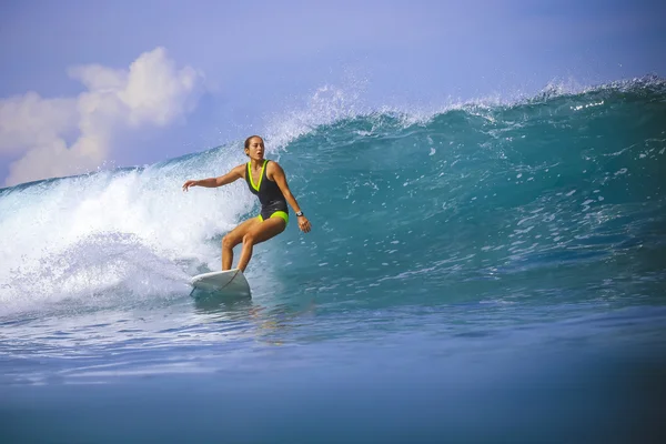 Surfista chica en Amazing Blue Wave — Foto de Stock