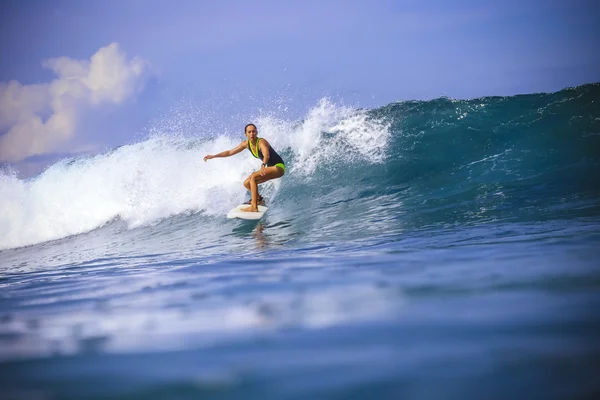 Surfer κορίτσι σε καταπληκτική μπλε κύμα — Φωτογραφία Αρχείου