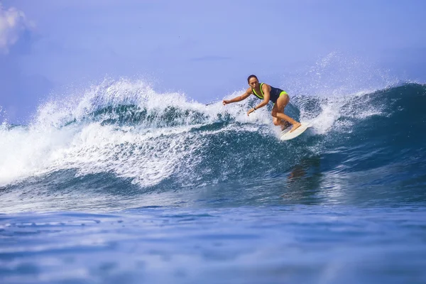Surfer girl na úžasné modré vlny — Stock fotografie