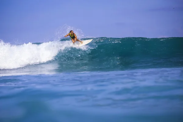 Surfer κορίτσι σε καταπληκτική μπλε κύμα — Φωτογραφία Αρχείου