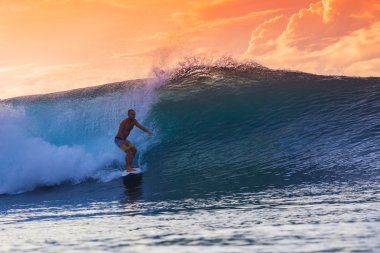 İnanılmaz dalga sörfçü