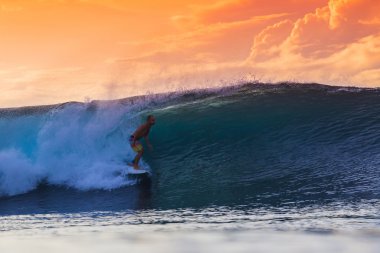 İnanılmaz dalga sörfçü