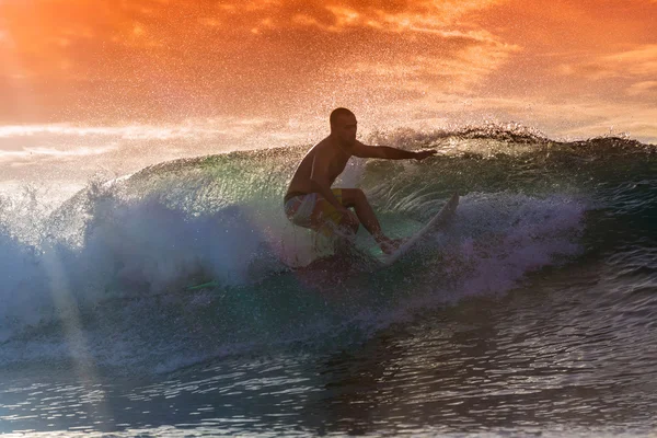 Surfer auf erstaunlicher Welle — Stockfoto