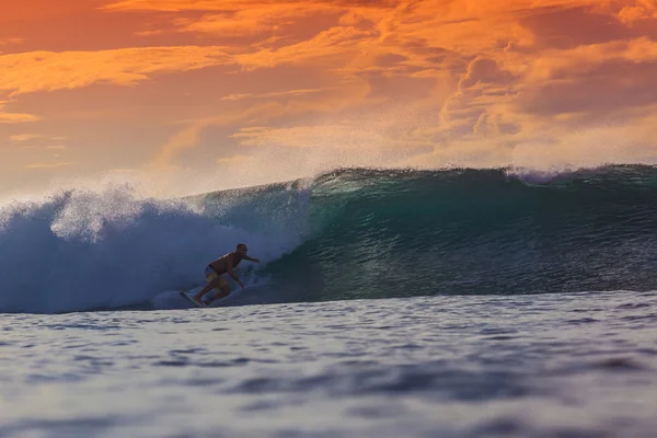 Surfer auf erstaunlicher Welle — Stockfoto