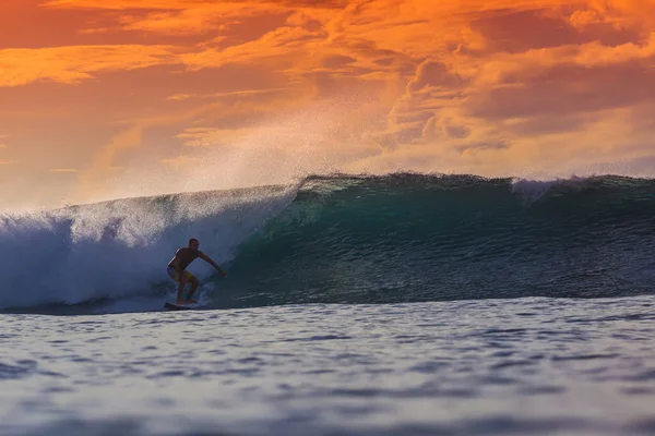 Surfař na úžasné vlně — Stock fotografie