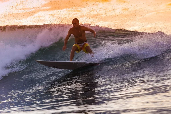 Surfer na fali niesamowite — Zdjęcie stockowe