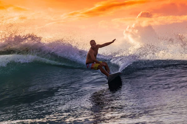 Surfista na onda incrível — Fotografia de Stock