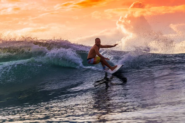 Surfer op geweldige golf — Stockfoto