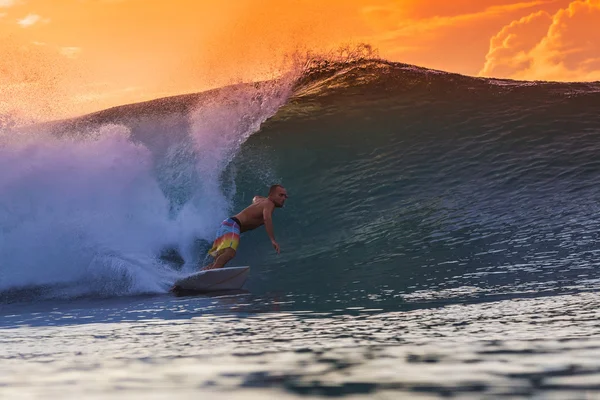 Surfista na onda incrível — Fotografia de Stock