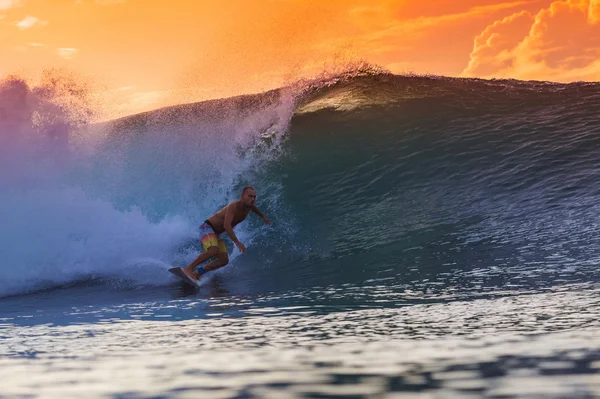 Серфер на дивовижну хвилю — стокове фото