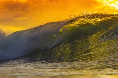 Renkli okyanus dalgası