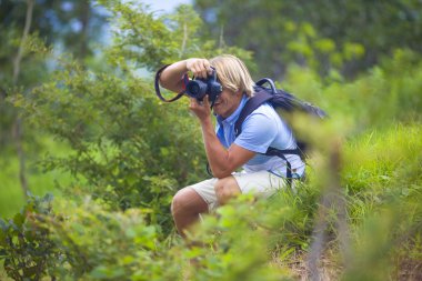 Fotoğrafçı profesyonel dijital fotoğraf makinesi ile