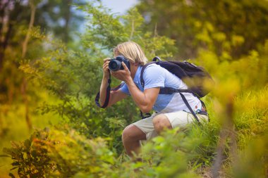 Fotoğrafçı profesyonel dijital fotoğraf makinesi ile