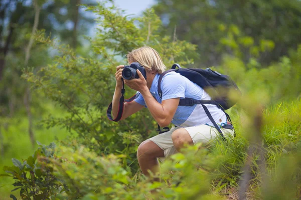 Fotograf mit professioneller Digitalkamera — Stockfoto