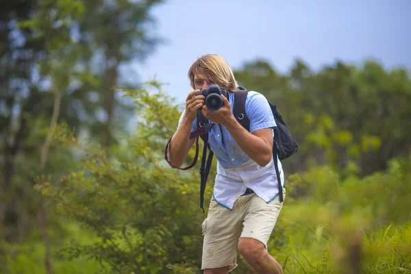 Fotoğrafçı profesyonel dijital fotoğraf makinesi ile — Stok fotoğraf