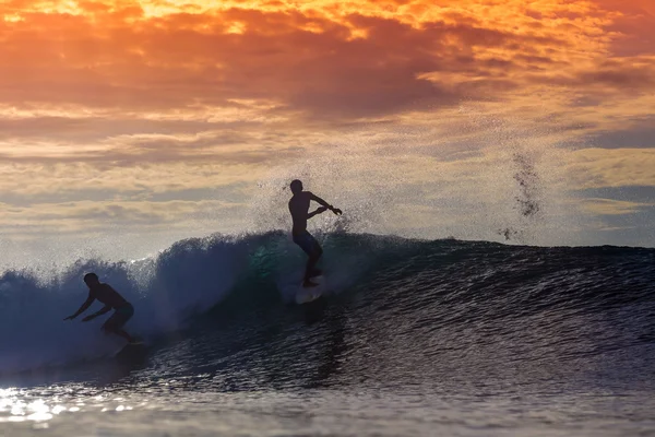 Surfař na úžasné vlně — Stock fotografie