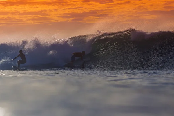 素晴らしい波でサーファー — ストック写真