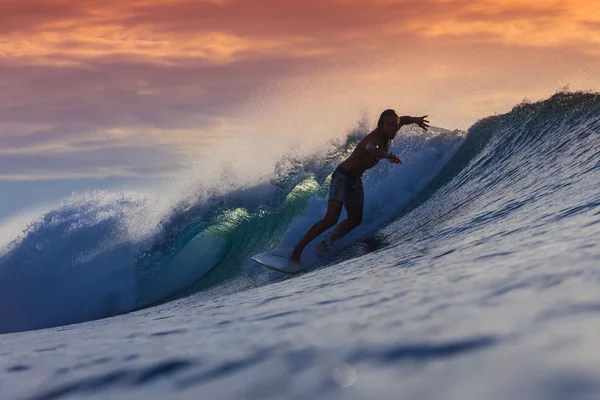 Surfer auf erstaunlicher Welle — Stockfoto