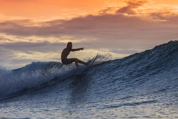 Surfista na onda incrível — Fotografia de Stock