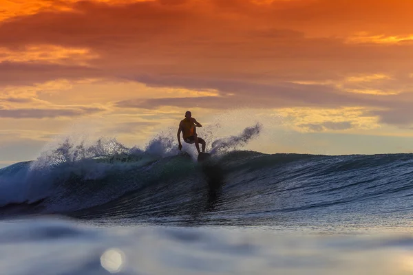 Surfer pada Gelombang Menakjubkan — Stok Foto