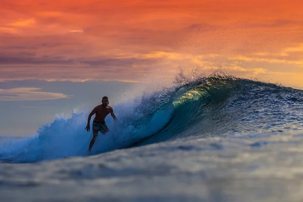 Surfer auf erstaunlicher Welle — Stockfoto