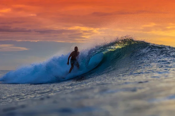 Surfer auf erstaunlicher Welle — Stockfoto