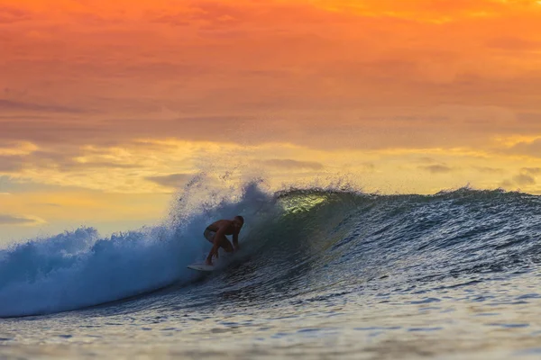 Surfista na onda incrível — Fotografia de Stock