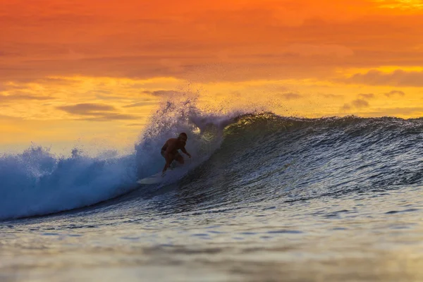 Surfista na onda incrível — Fotografia de Stock