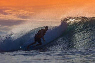 İnanılmaz dalga sörfçü