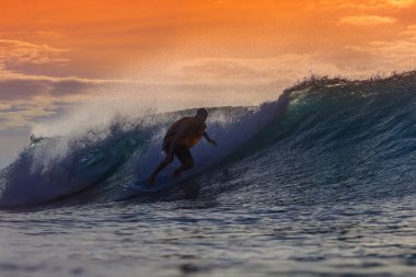 İnanılmaz dalga sörfçü