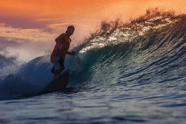 Surfer op geweldige golf — Stockfoto