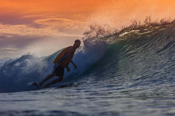 Surfer na fali niesamowite — Zdjęcie stockowe