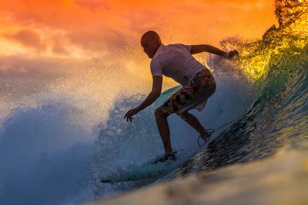 Surfer op geweldige golf — Stockfoto