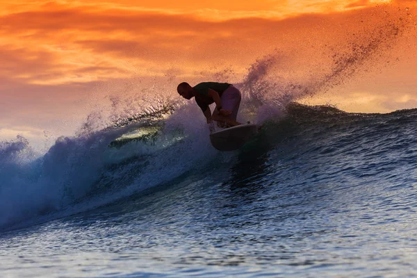 Surfista na onda incrível — Fotografia de Stock