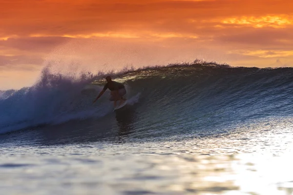 Surfer pada Gelombang Menakjubkan — Stok Foto