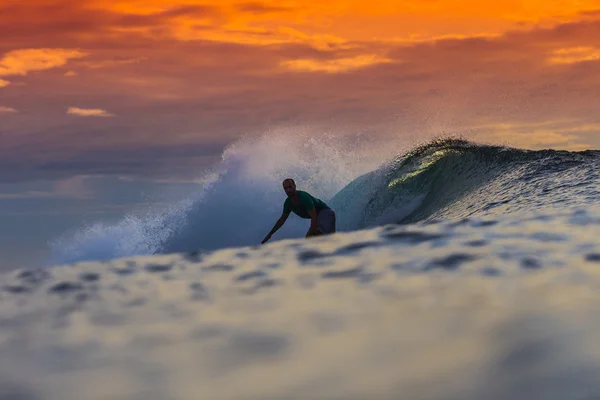 Серфер на дивовижну хвилю — стокове фото