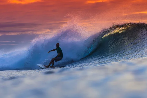 Surfeur sur Amazing Wave — Photo