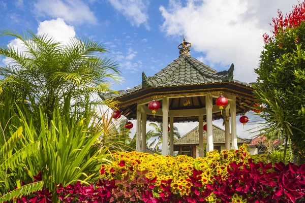 Gazebo under blue sly. — Stock Photo, Image